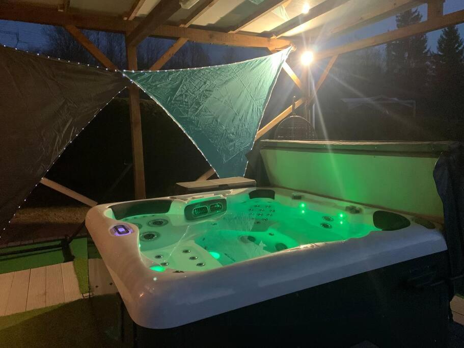 Chalet 2 Personnes Avec Jacuzzi Et Piscine Saisonniere Partagee Corcieux Bagian luar foto
