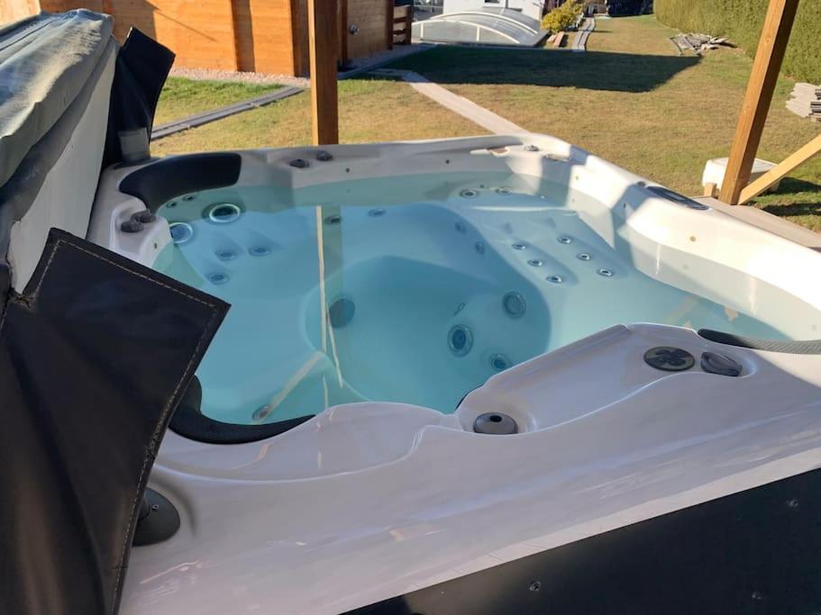 Chalet 2 Personnes Avec Jacuzzi Et Piscine Saisonniere Partagee Corcieux Bagian luar foto