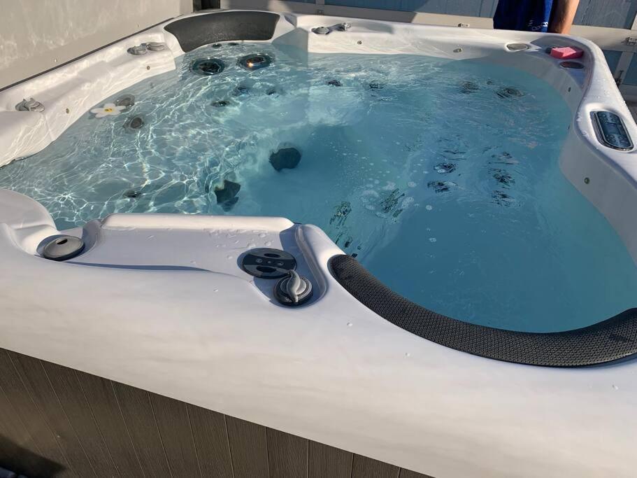 Chalet 2 Personnes Avec Jacuzzi Et Piscine Saisonniere Partagee Corcieux Bagian luar foto