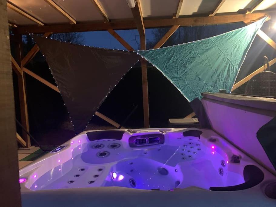 Chalet 2 Personnes Avec Jacuzzi Et Piscine Saisonniere Partagee Corcieux Bagian luar foto