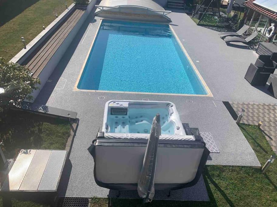 Chalet 2 Personnes Avec Jacuzzi Et Piscine Saisonniere Partagee Corcieux Bagian luar foto