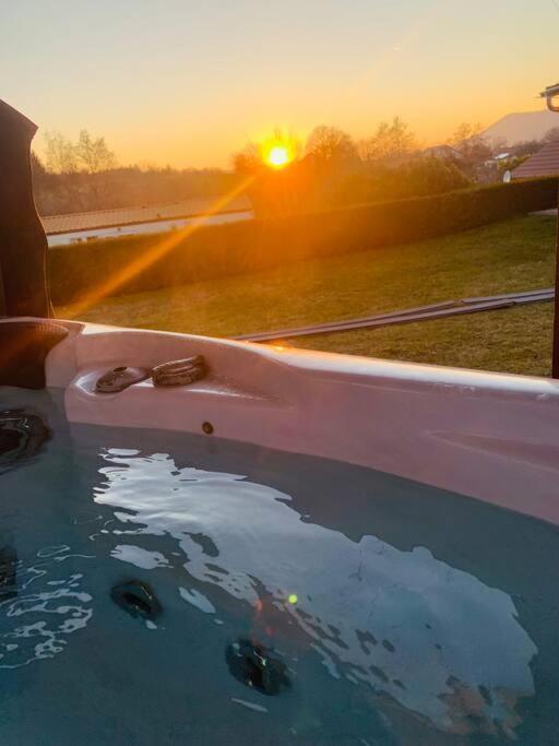 Chalet 2 Personnes Avec Jacuzzi Et Piscine Saisonniere Partagee Corcieux Bagian luar foto